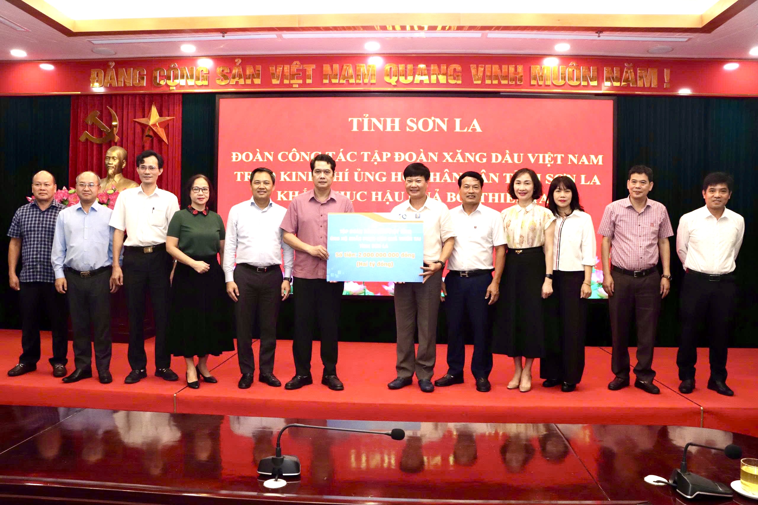 Tập đoàn Xăng dầu Việt Nam trao 2 tỷ đồng ủng hộ nhân dân tỉnh Sơn La khắc phục hậu quả thiên tai