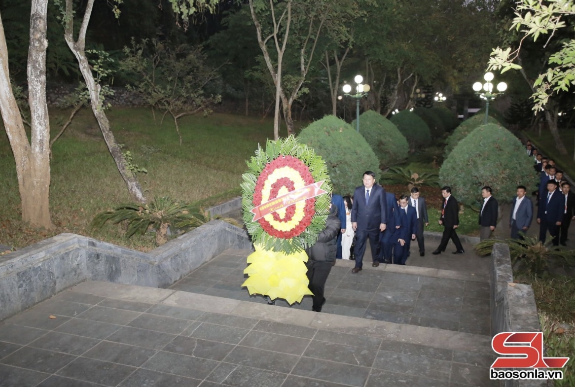 Đoàn đại biểu dự Đại hội Hội Nông dân tỉnh Sơn La lần thứ XI dâng hương viếng Nghĩa trang Liệt sĩ Nhà tù Sơn La