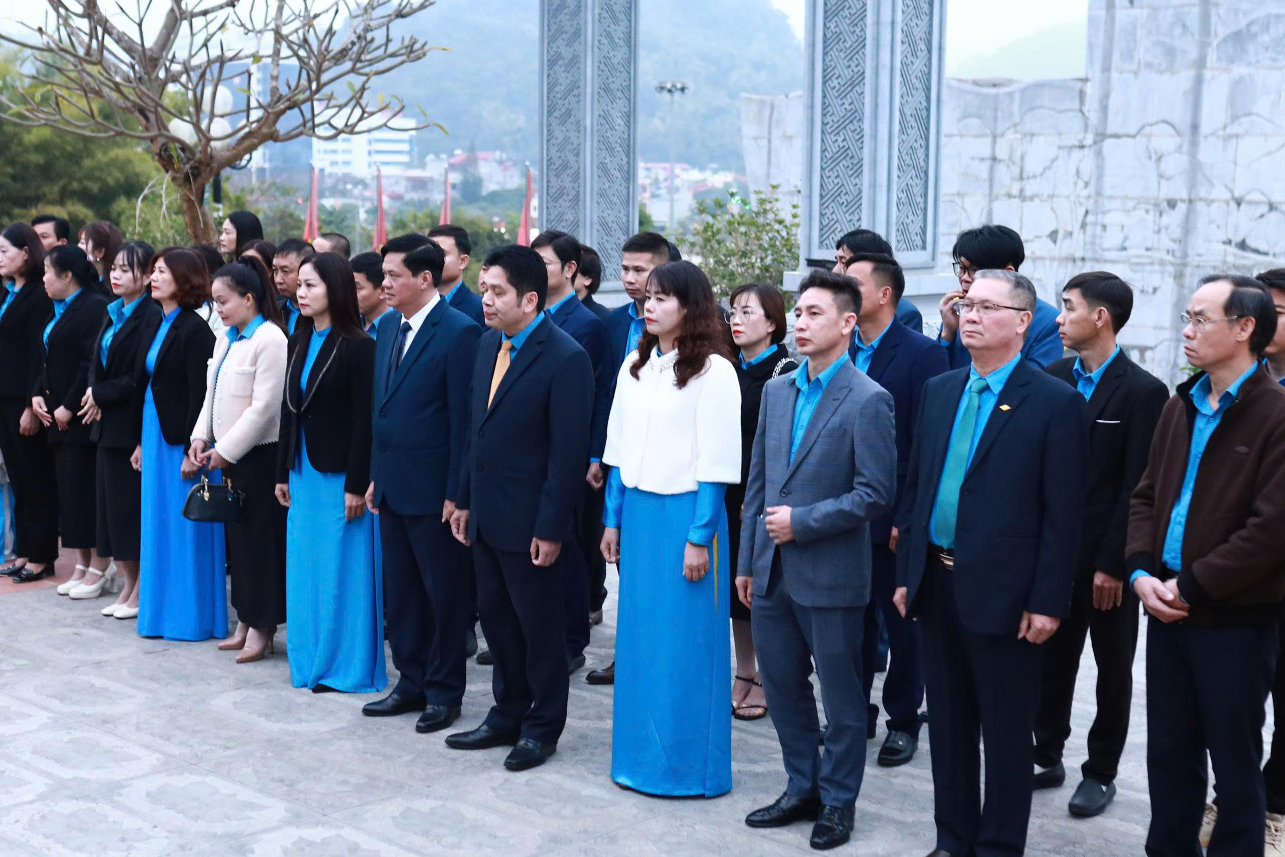 Đoàn đại biểu dự Đại hội Công đoàn tỉnh Sơn La dâng hương Đền thờ Bác Hồ