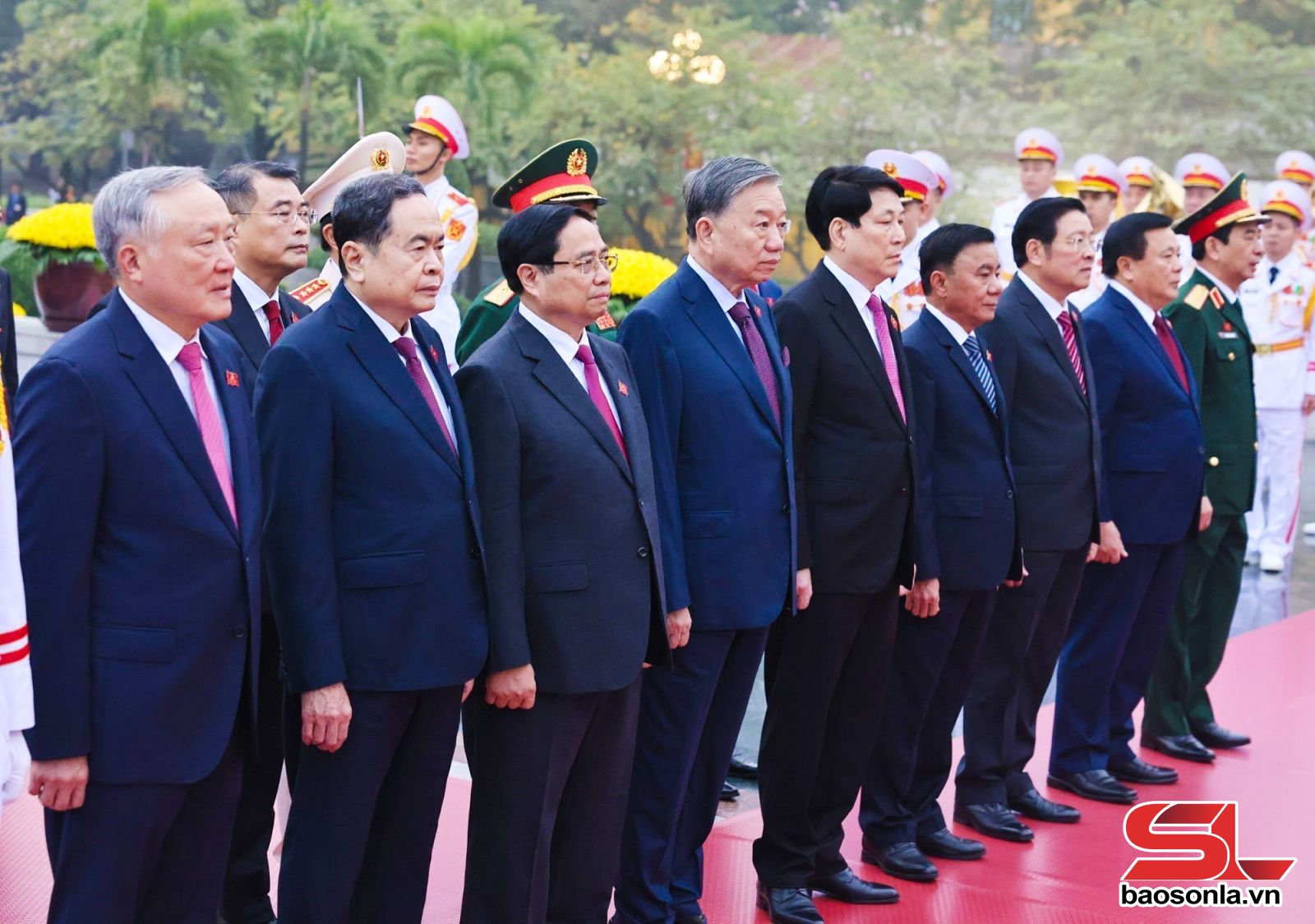 Đại biểu dự Đại hội Đảng lần thứ XIV vào Lăng viếng Chủ tịch Hồ Chí Minh