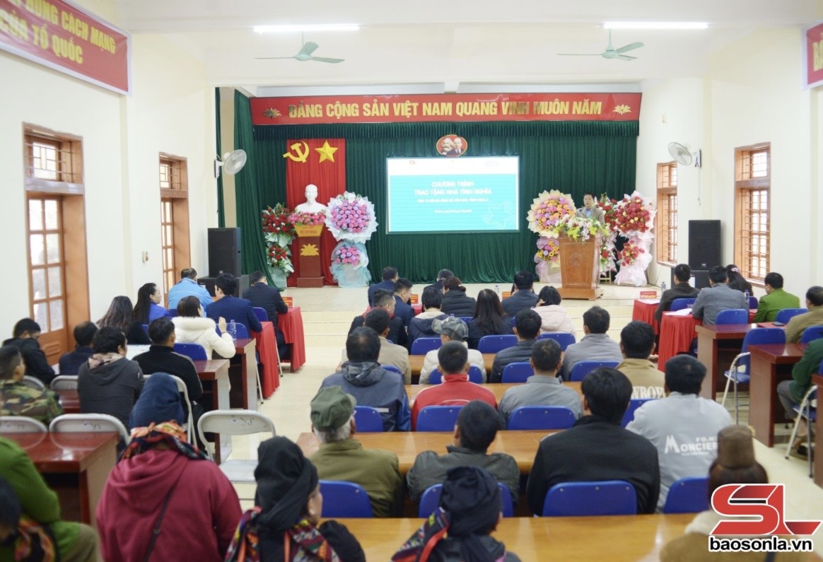 Trao kinh phí xây dựng nhà ở cho 12 hộ nghèo xã Yên Sơn