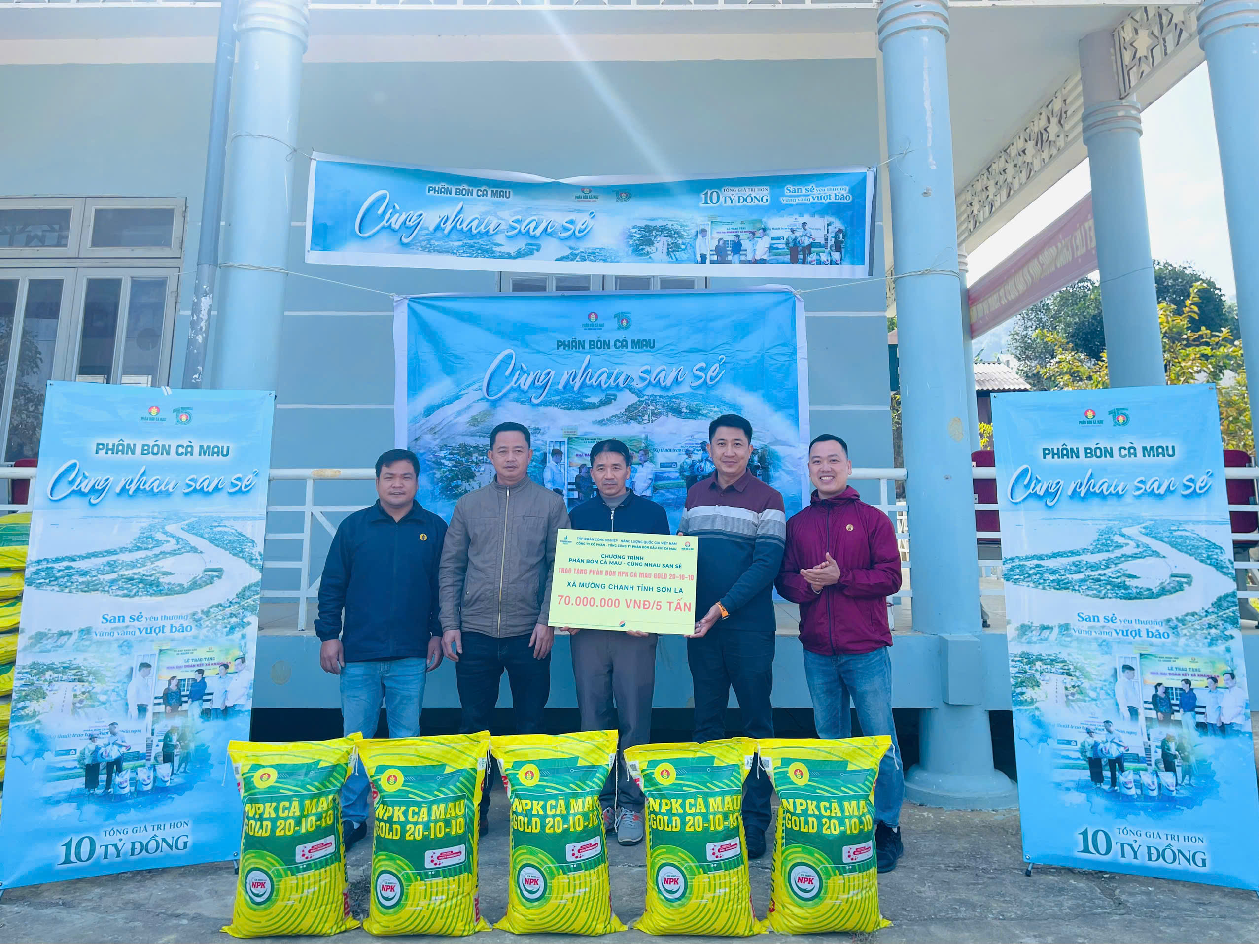 Chương trình an sinh xã hội khắc phục hậu quả bão lũ “Phân bón Cà Mau - Cùng nhau san sẻ”