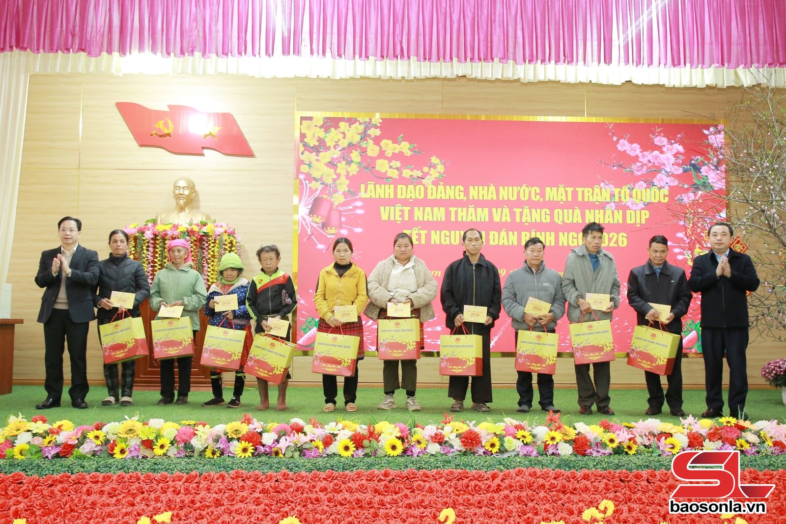 Bộ trưởng Bộ Nông nghiệp và Môi trường thăm, tặng quà tại tỉnh Sơn La