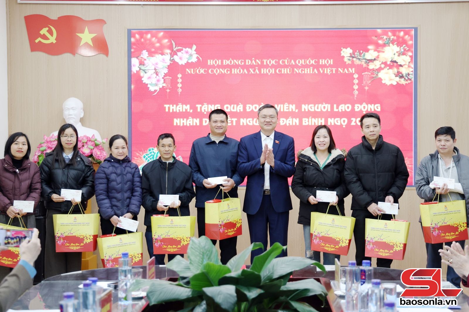 Đoàn công tác Hội đồng Dân tộc của Quốc hội thăm, chúc Tết, tặng quà đoàn viên, người lao động