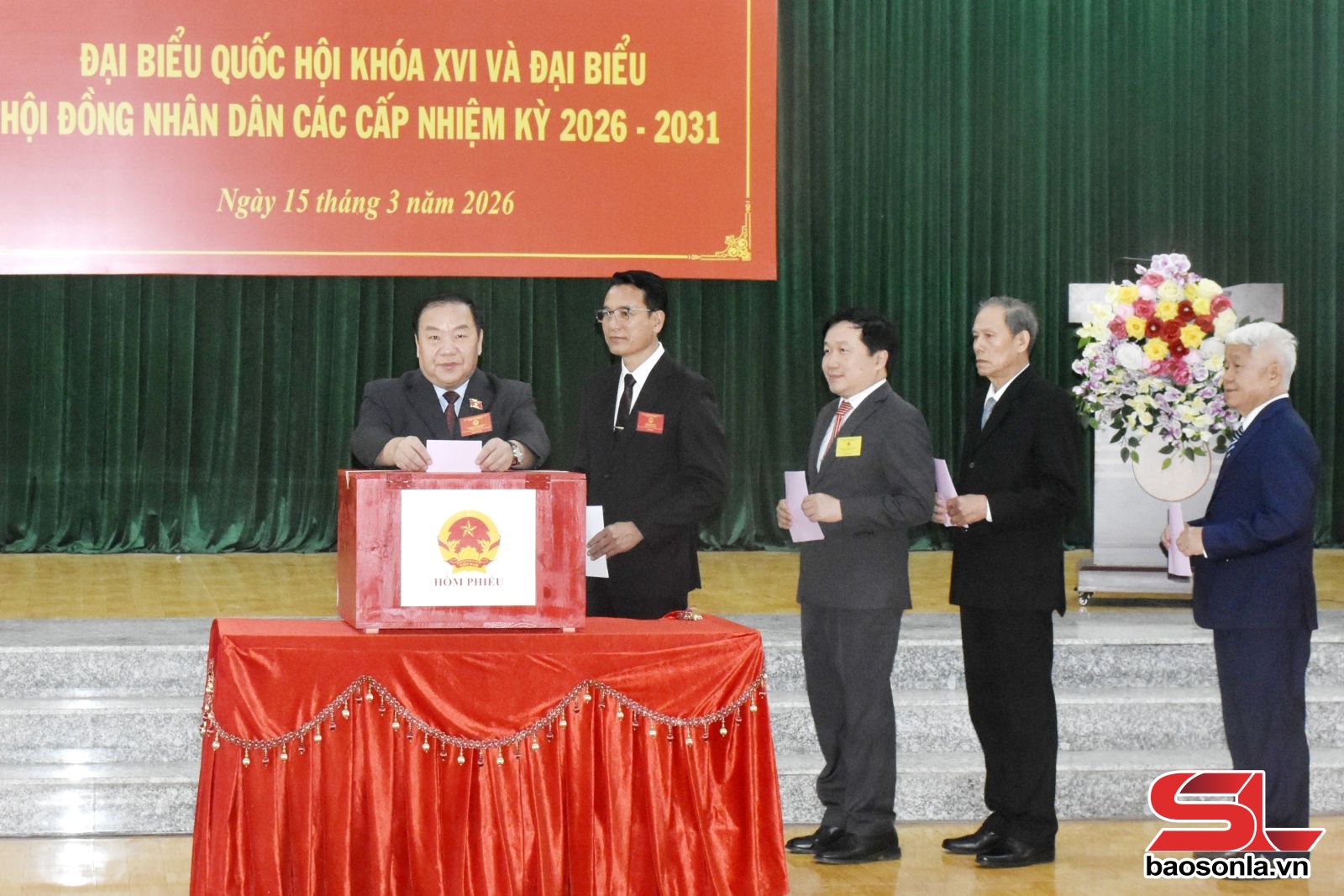 Sôi động ngày hội non sông bên dòng sông Mã