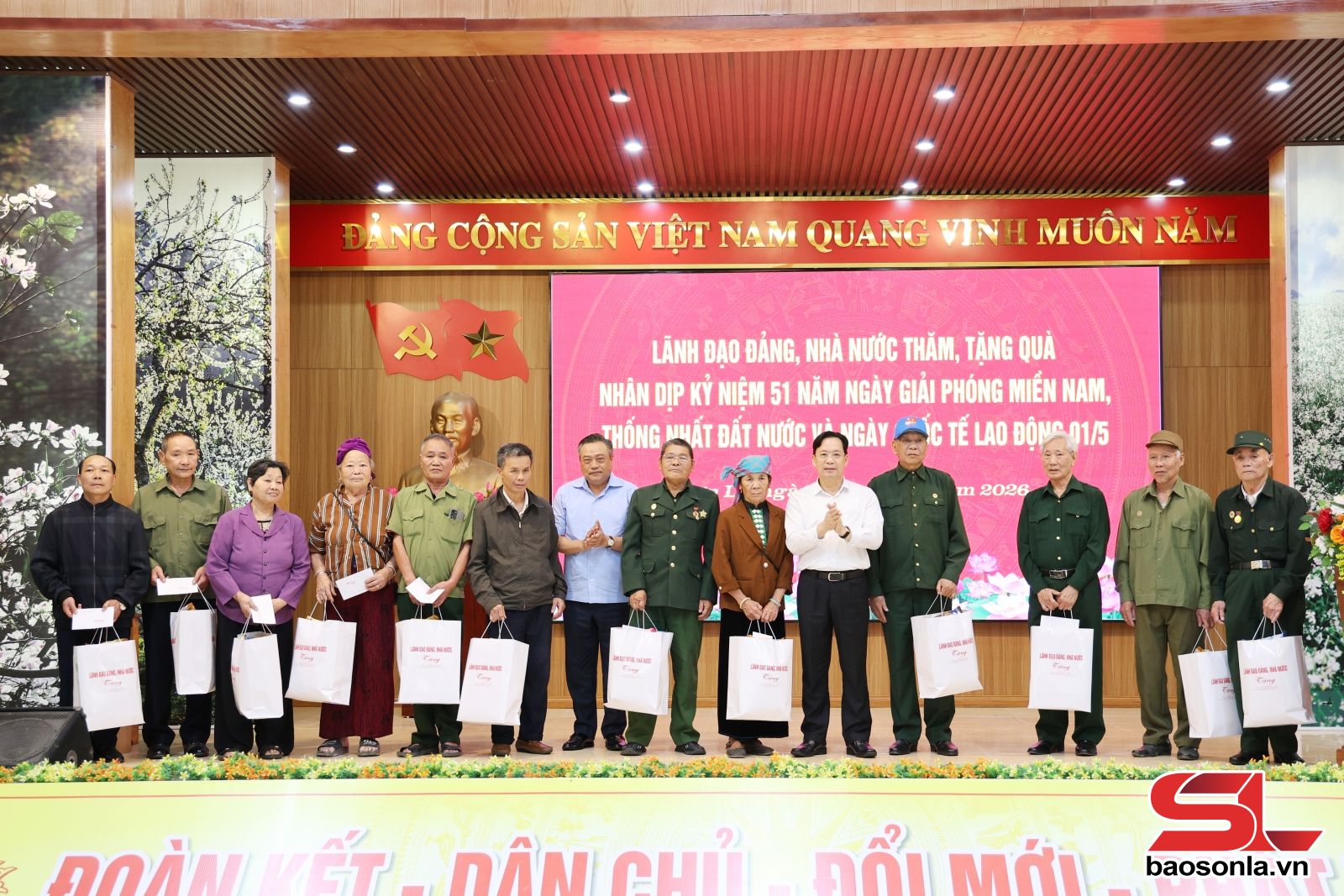 Đồng chí Chủ nhiệm Ủy ban Kiểm tra Trung ương thăm và tặng quà nhân dân tỉnh Sơn La