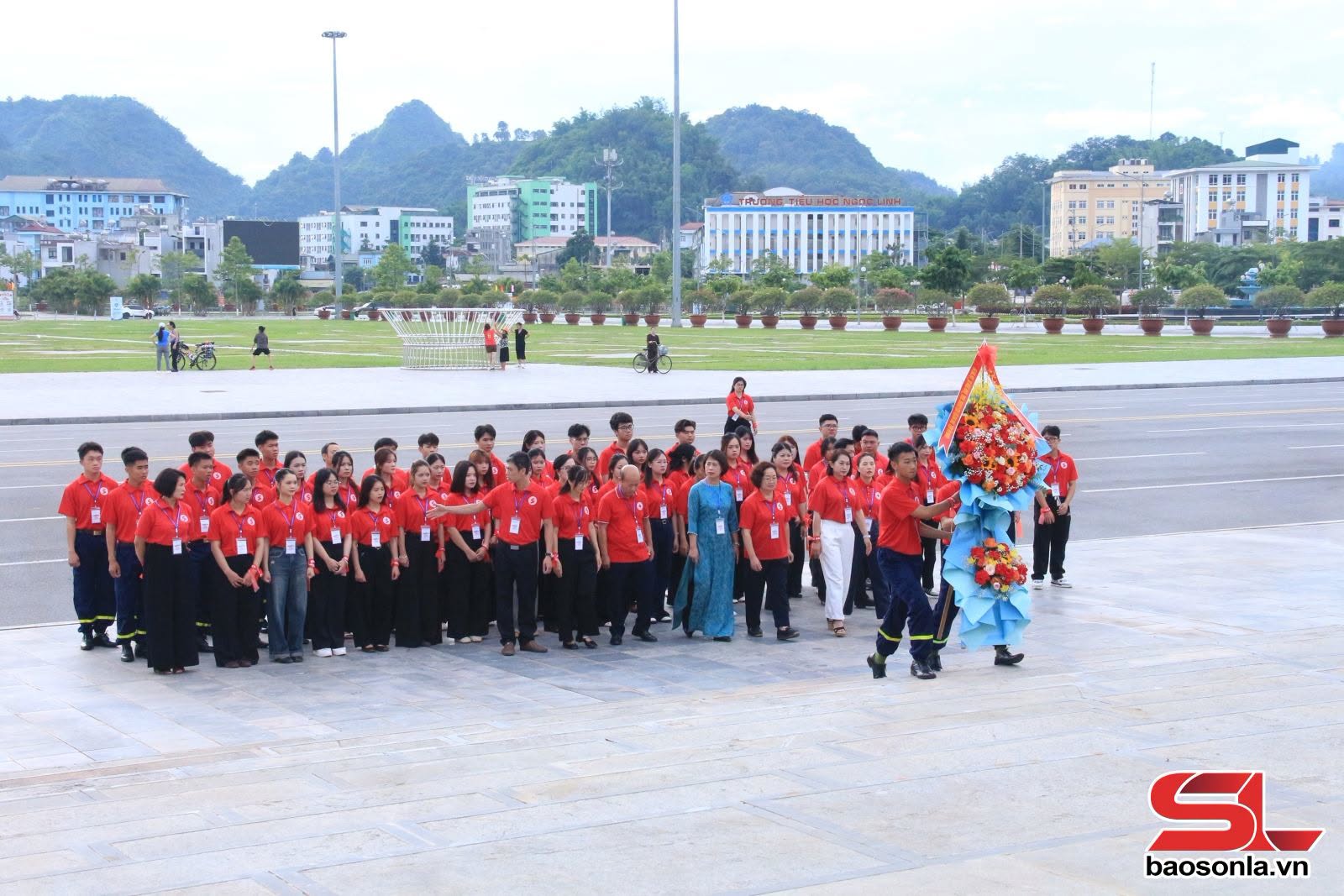 Lễ dâng hoa Tượng đài Bác Hồ và diễu hành tuyên truyền hưởng ứng “Hành trình Đỏ” năm 2026