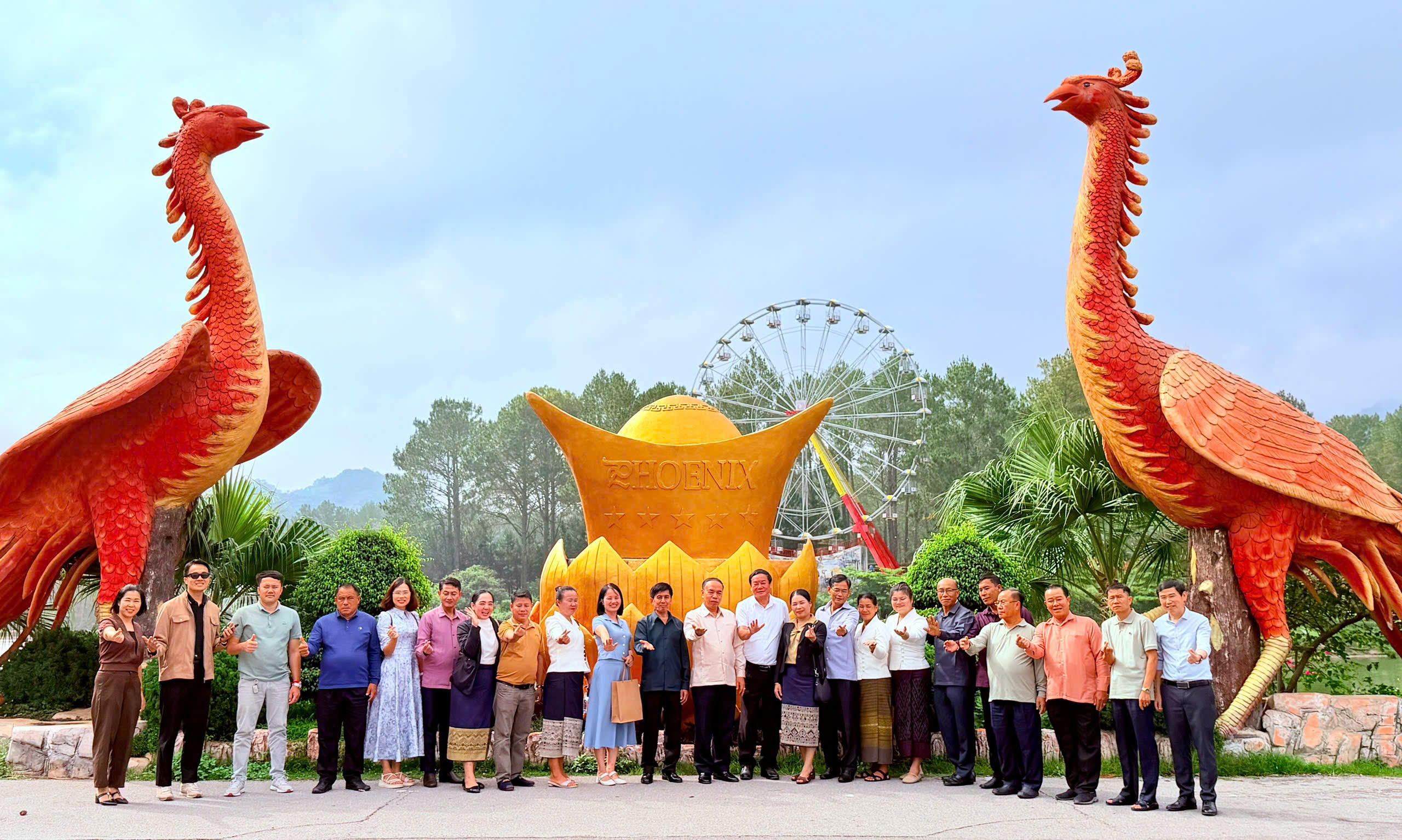 Đoàn đại biểu Mặt trận Lào xây dựng đất nước tỉnh Bò Kẹo và tỉnh U Đôm Xay thăm quan một số mô hình phát triển kinh tế và du lịch tiêu biểu tại phường Mộc Châu và Mộc Sơn.