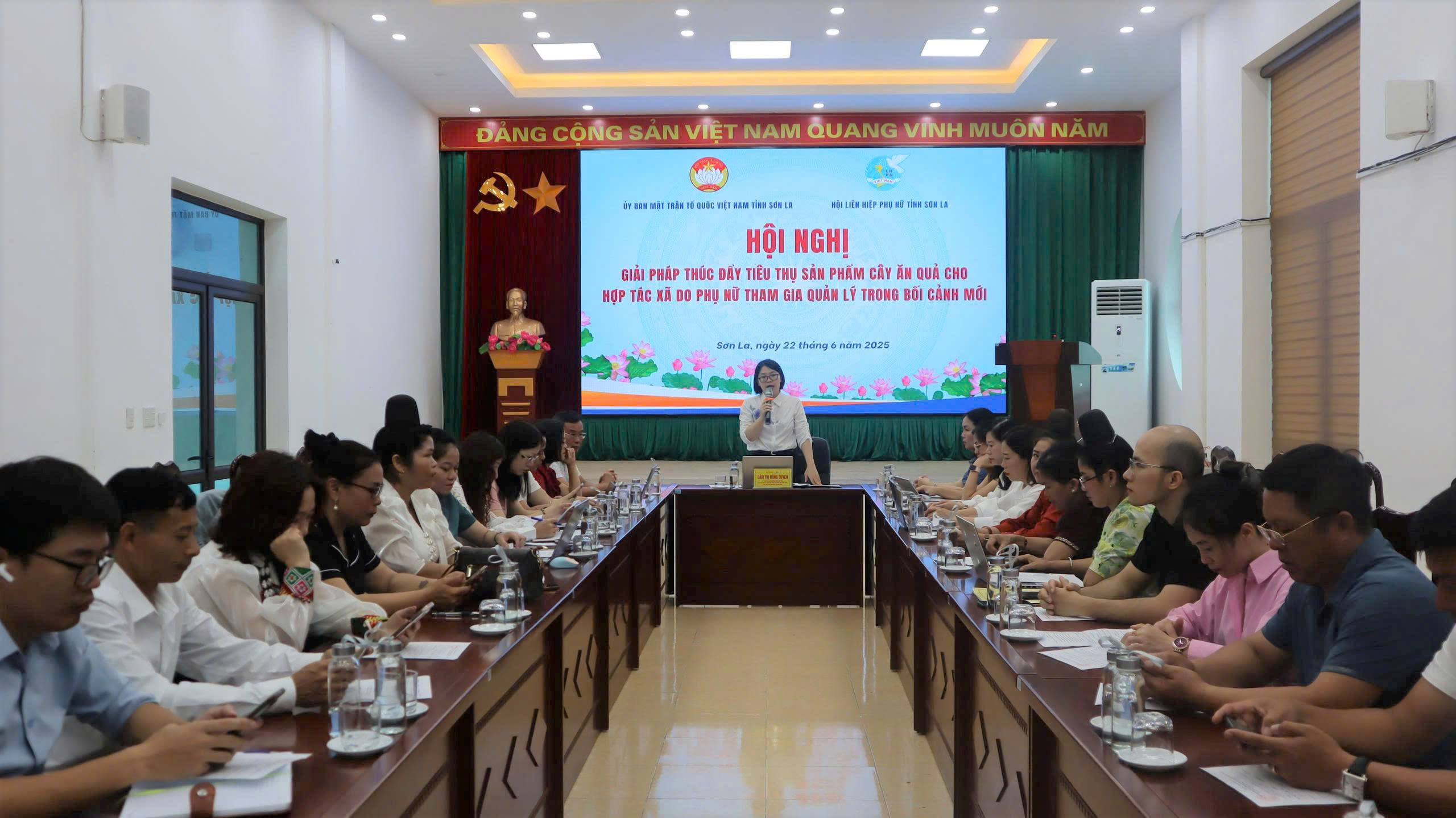 Hội nghị trao đổi giải pháp thúc đẩy tiêu thụ sản phẩm cây ăn quả cho các Hợp tác xã do phụ nữ quản lý trong tình hình mới