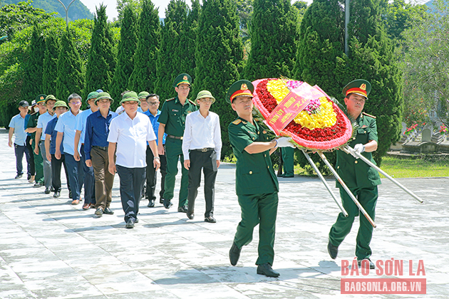 Đoàn công tác của tỉnh Sơn La dâng hương tại Nghĩa trang liệt sỹ Quốc tế Đồng Tâm