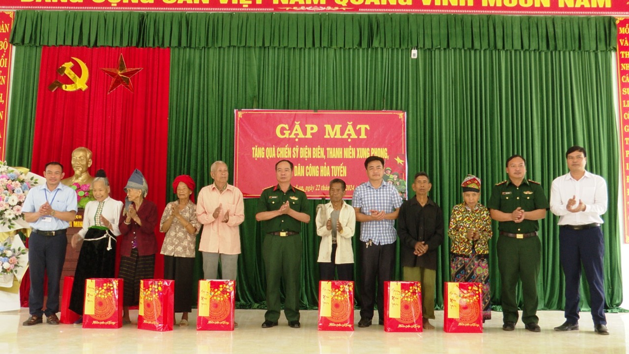 Huyện Sốp Cộp tổ chức các hoạt động tôn vinh, tri ân  các anh hùng liệt sỹ, chiến sĩ Điện Biên và Thanh niên xung phong,  dân công hỏa tuyến trên địa bàn huyện