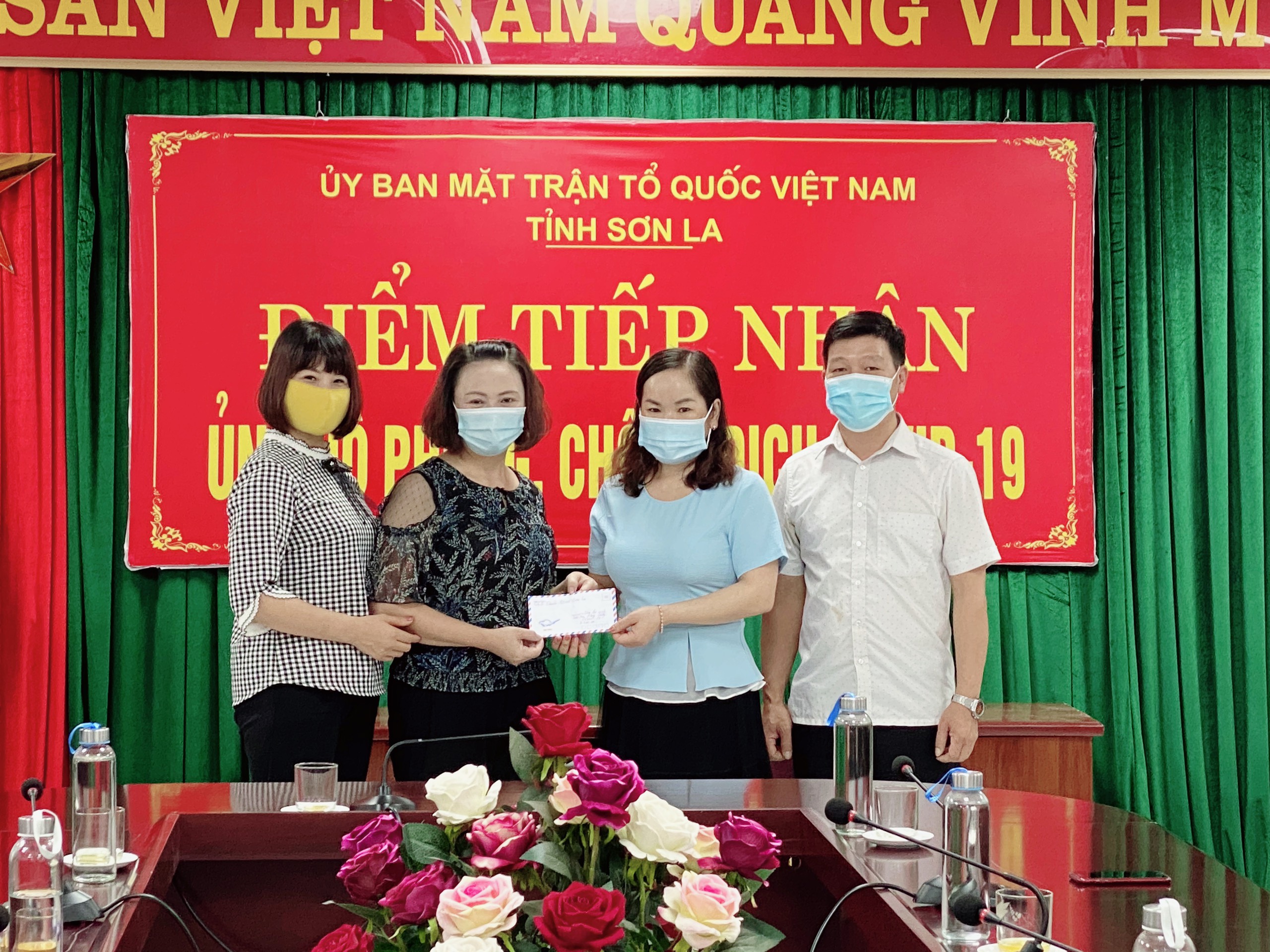 ỦY BAN MTTQ VIỆT NAM TỈNH TIẾP NHẬN ỦNG HỘ PHÒNG, CHỐNG COVID - 19 CỦA CÁC CƠ QUAN ĐƠN VỊ