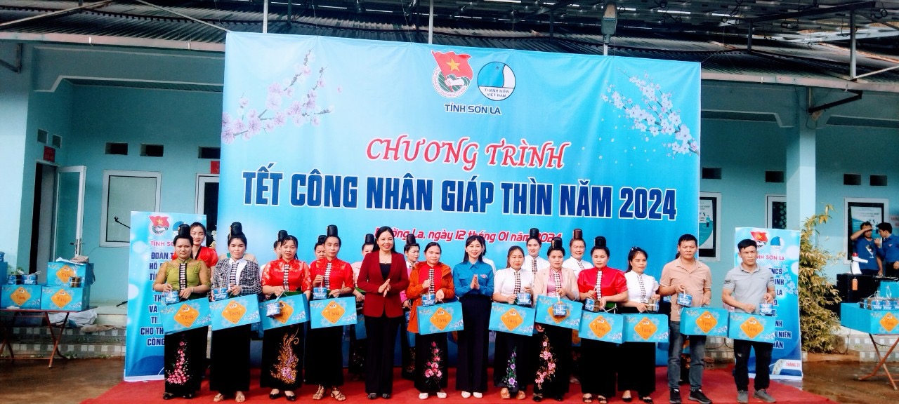 Tỉnh Đoàn Sơn La tặng quà Tết cho thanh niên công nhân