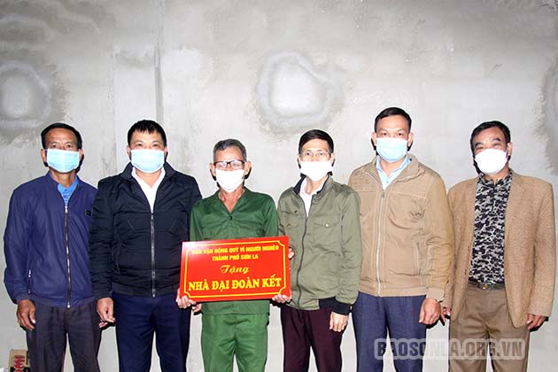 Thành phố: Trao tiền hỗ trợ xây dựng nhà “Đại đoàn kết”