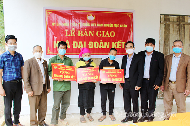 Trao 10 nhà Đại đoàn kết cho hộ nghèo