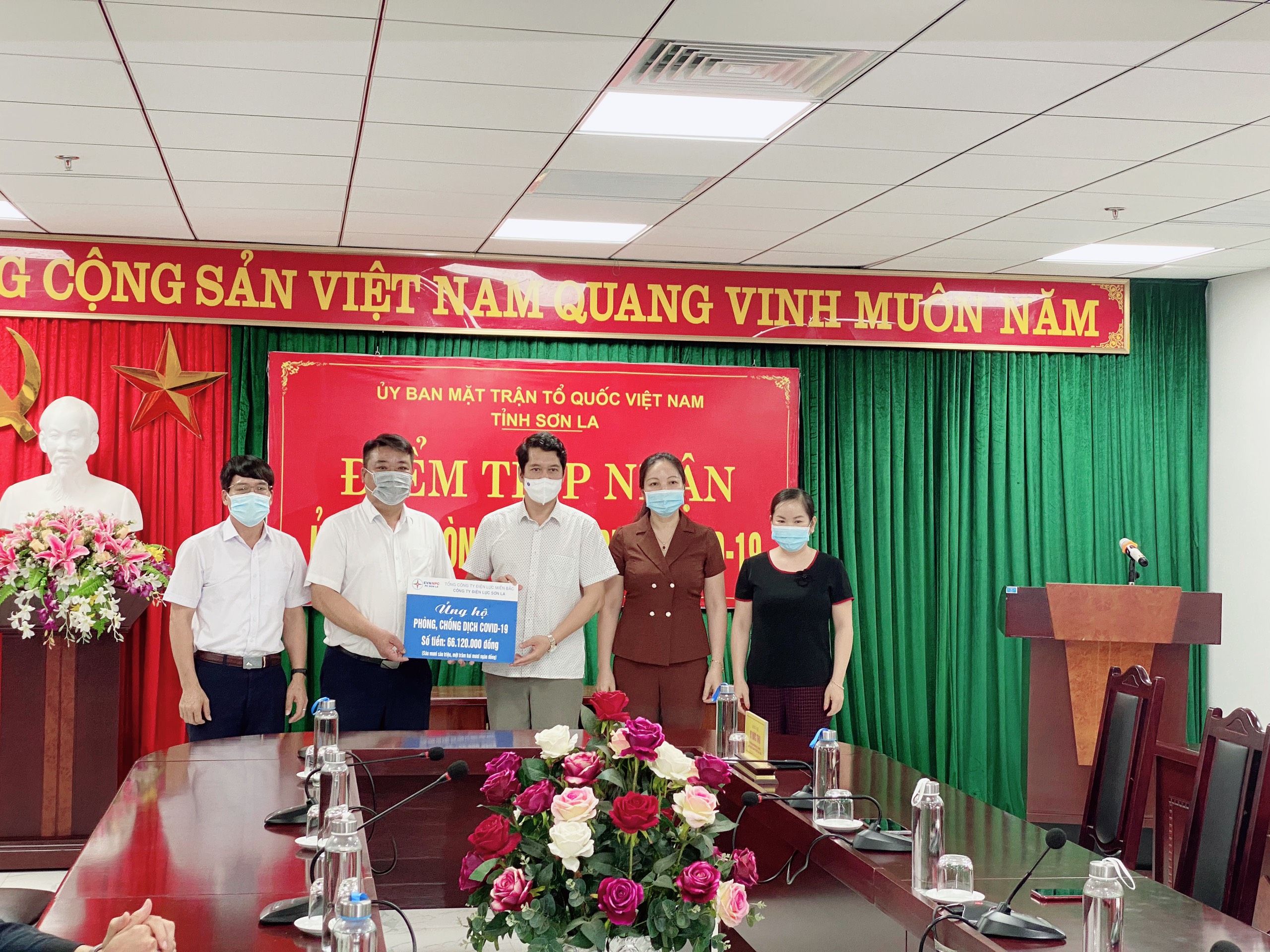 Ngày 04/6/2021 Ủy ban MTTQ Việt Nam tỉnh tiếp nhận trên 185 triệu ủng hộ phòng, chống Covid - 19