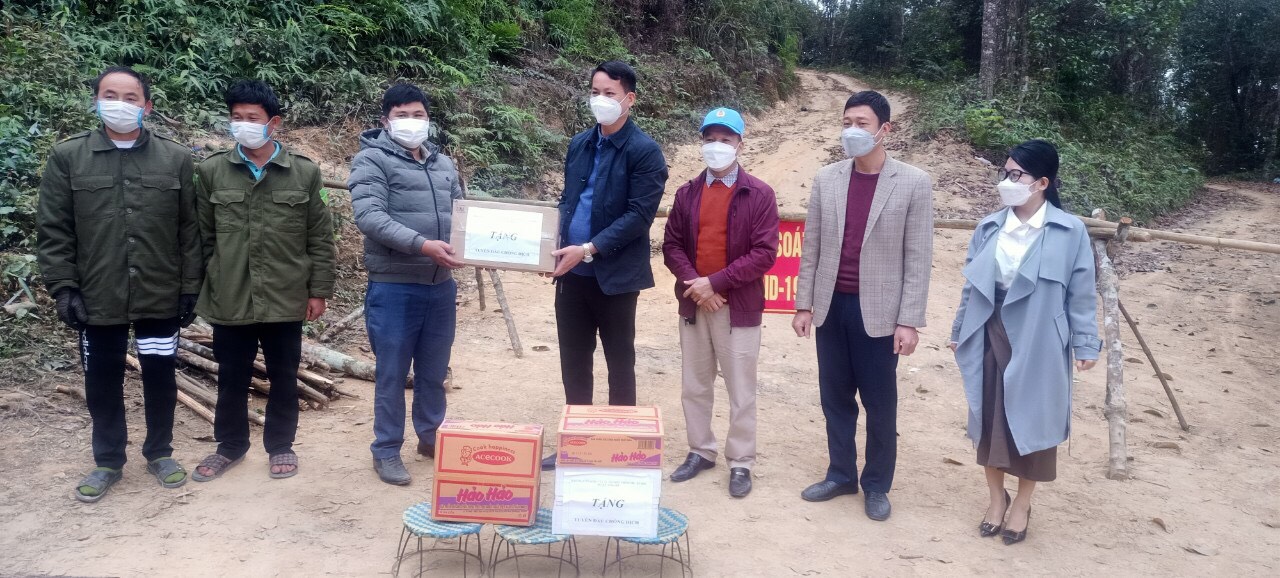 Mặt trận Tổ quốc và các tổ chức chính trị - xã hội huyện Sông Mã thăm, tặng quà các chốt, trạm kiểm soát phòng, chống dịch Covid-19 trên địa bàn huyện