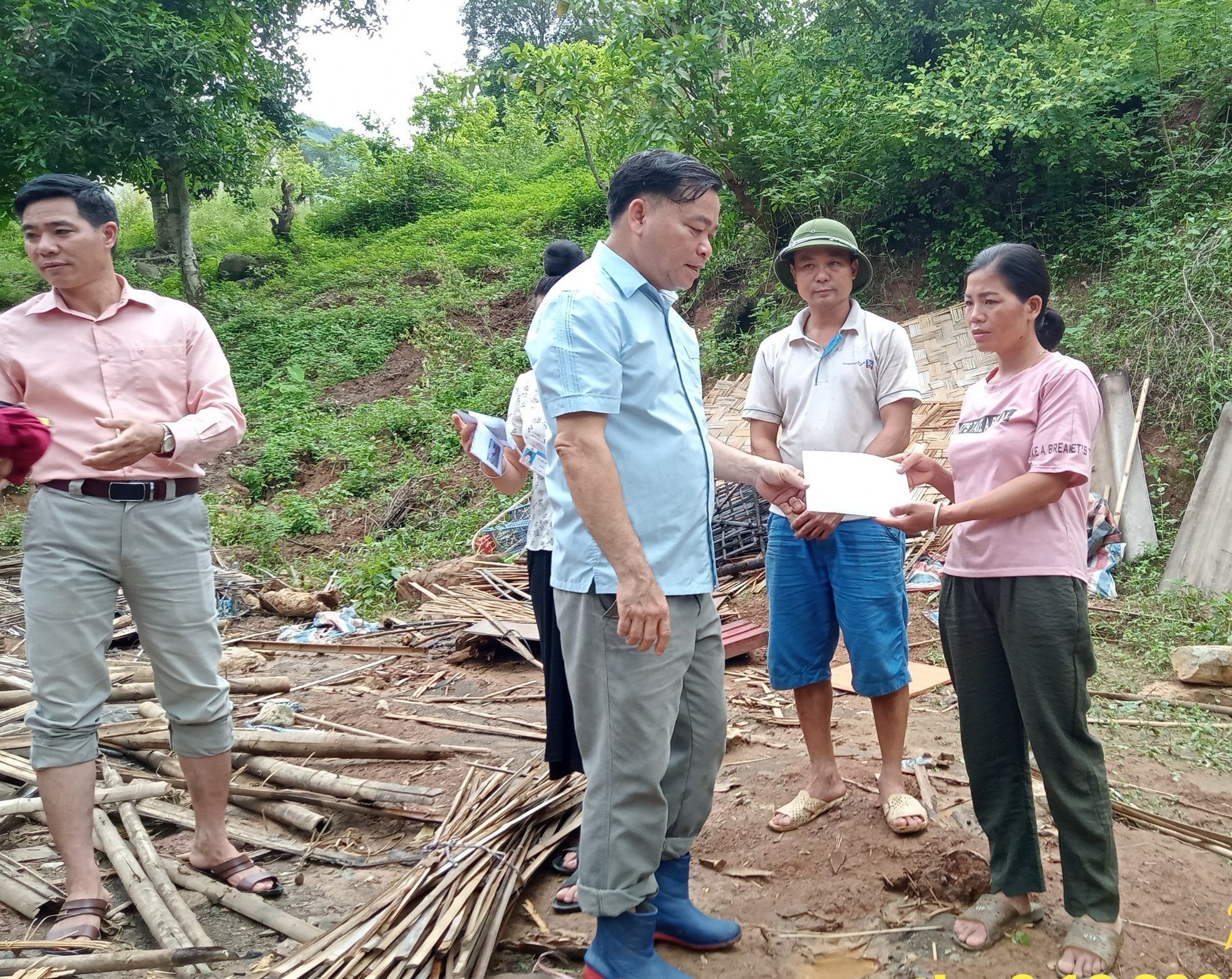 Lãnh đạo Ủy ban MTTQ Việt Nam huyện Mường La hỗ trợ gia đình bị sập đổ nhà do mưa lớn